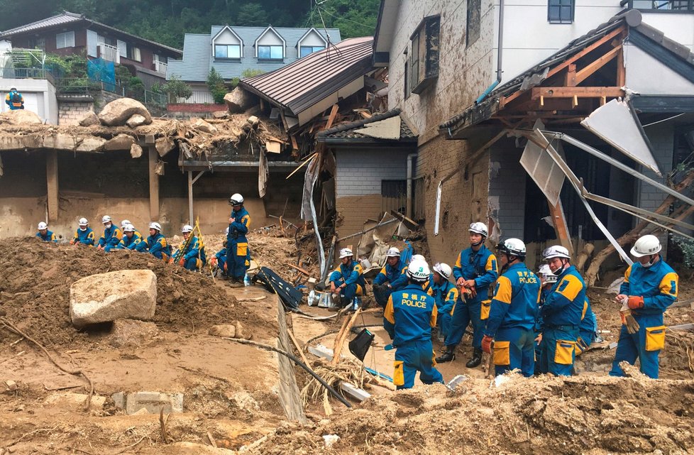 Počet obětí záplav v Japonsku stoupl na nejméně 156 osob