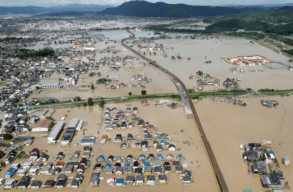 Řeky se vylily z břehů a zaplaveny byly rozsáhlé oblasti na jihu a západě Japonska.