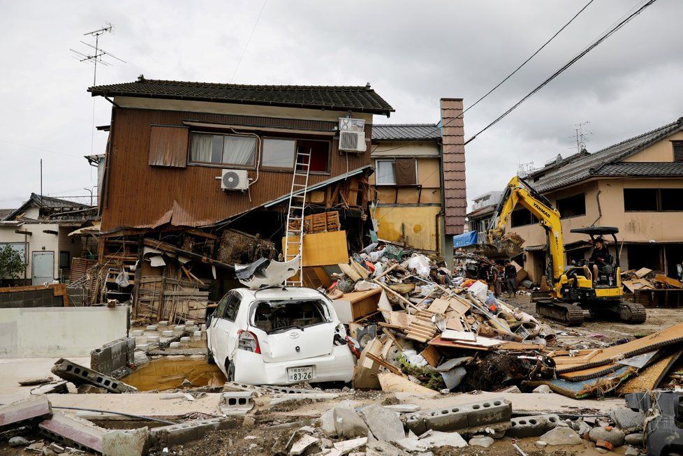 Ničivé záplavy si v Japonsku vyžádaly desítky mrtvých.