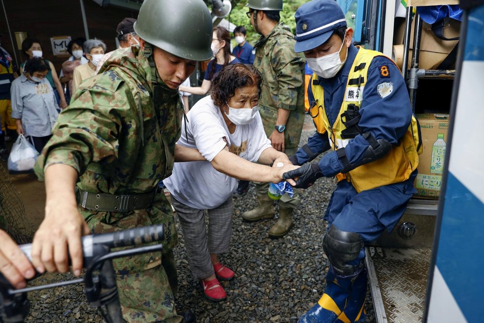 Při ničivých záplavách v Japonsku zemřely desítky lidí.