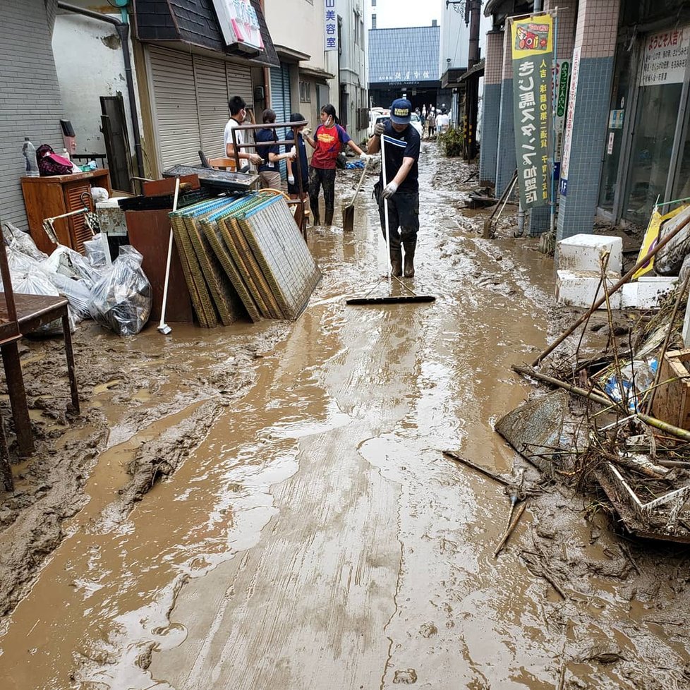 Při ničivých záplavách v Japonsku zemřely desítky lidí.