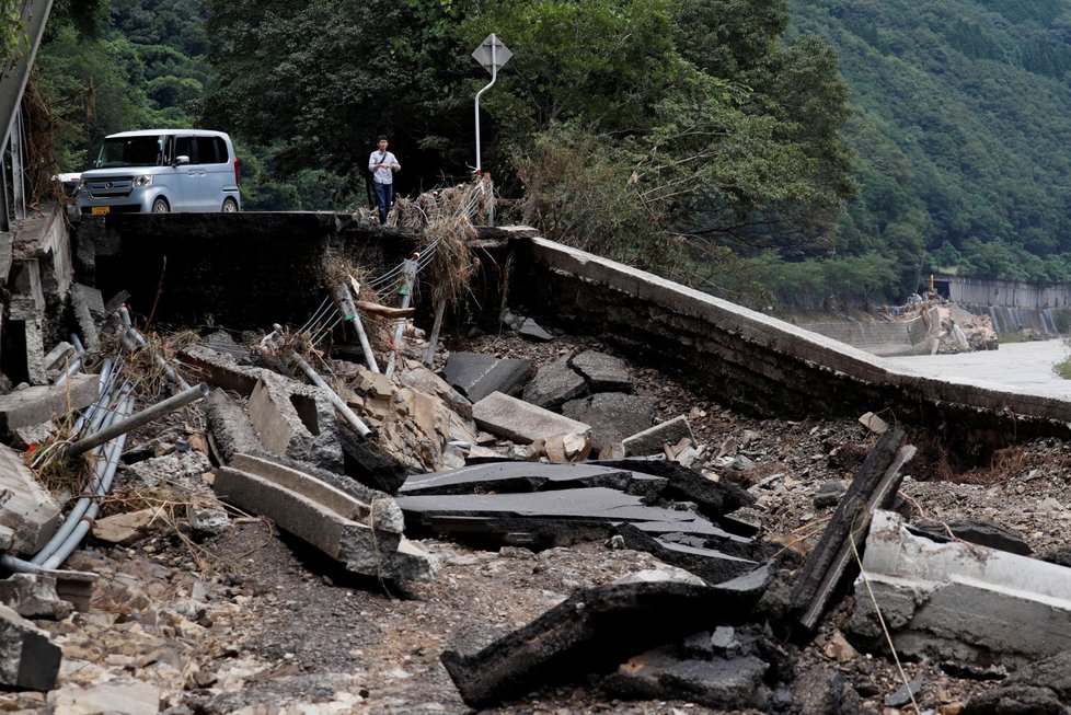 Při ničivých záplavách v Japonsku zemřely desítky lidí.