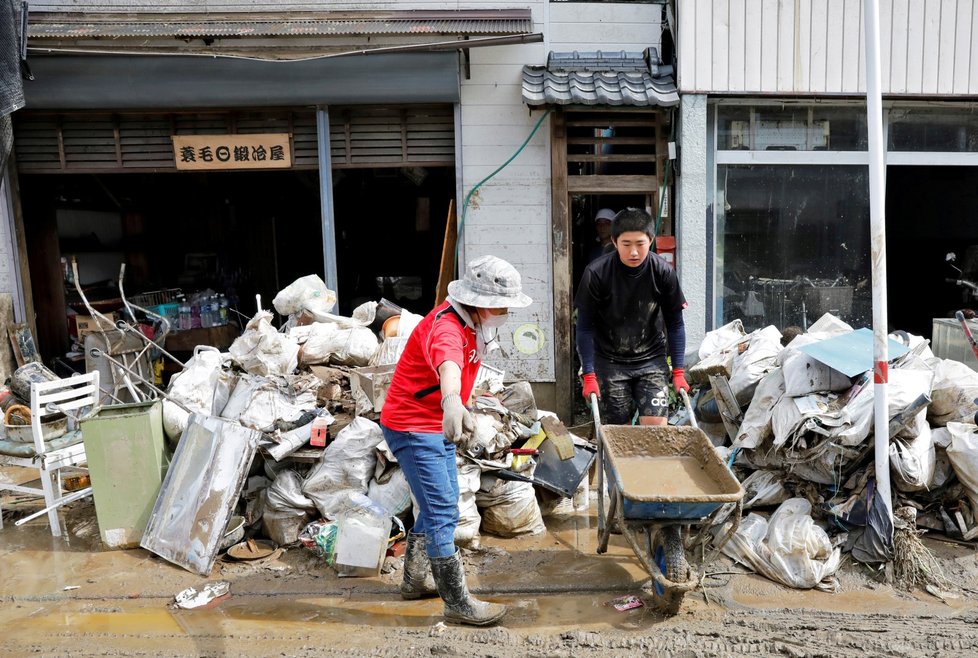 Ničivé záplavy si v Japonsku vyžádaly desítky mrtvých.
