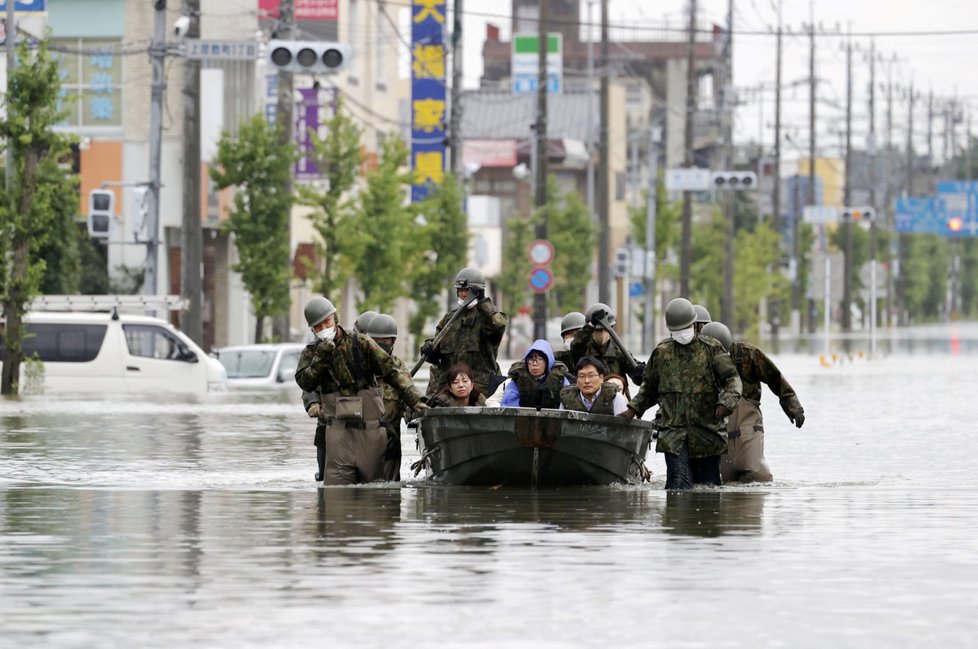 Ničivé záplavy si v Japonsku vyžádaly desítky mrtvých.