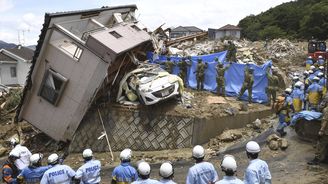 V Japonsku při záplavách zahynulo nejméně sto lidí, desítky se pohřešují