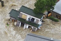 Ničivé jako tsunami: Japonsko pustoší silné záplavy