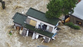 Ničivé jako tsunami: Japonsko pustoší silné záplavy 