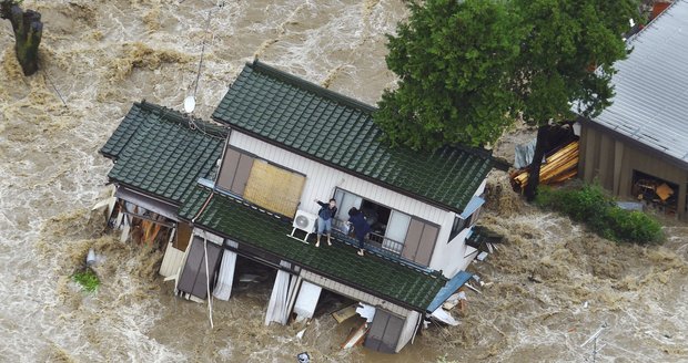 Ničivé jako tsunami: Japonsko pustoší silné záplavy 