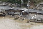 Počet obětí záplav v Japonsku roste.
