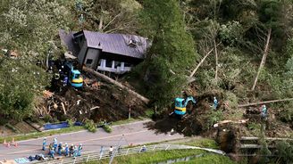 Zemětřesení v Japonsku si vyžádalo nejméně 8 mrtvých, další desítky lidí jsou pohřešovány