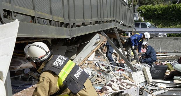 Silné zemětřesení v Japonsku: Zemřely desítky lidí, další jsou pod troskami