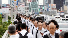 Zemětřesní vyřadilo v Ósace z provozu metro i vlaky, tisíce lidí se proto musely vyrazit do práce pěšky