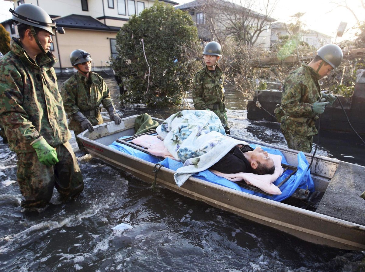 Přeprava zraněného obyvatele na pobřeží Japonska.