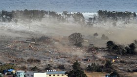 Tsunami se valí na pobřeží a s sebou bere vše, co jí stojí  v cestě
