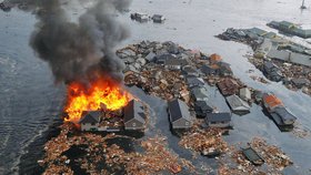 Zemětřesení způsobilo požáry a obrovské tsunami, které hořící domy odřízly od světa