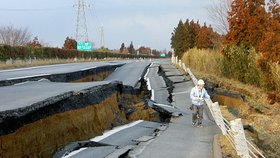 Rozervané silnice, zničená infrastruktura. Japonsko se z pátečního zemětřesení bude asi dlouho dostávat