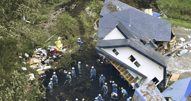 30 mrtvých po japonském zemětřesení. Automobilka Toyota přerušuje výrobu