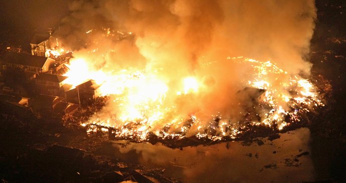 Rozsáhlé požáry domů a všeho, co vlna tsunami nahrnula na jednu hromadu