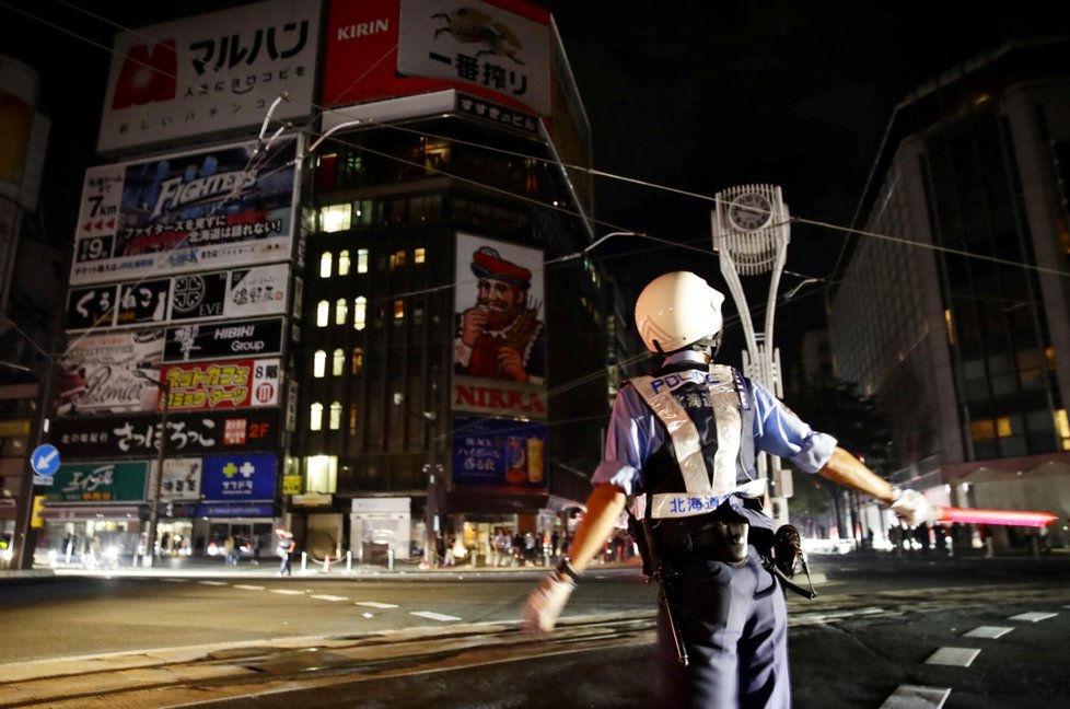 Zemětřesení na severu Japonska si vyžádalo přes 120 zraněných.