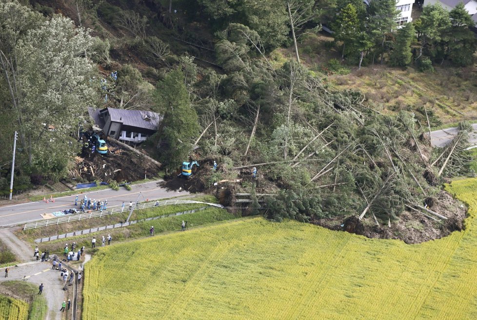 Zemětřesení na severu Japonska si vyžádalo přes 120 zraněných