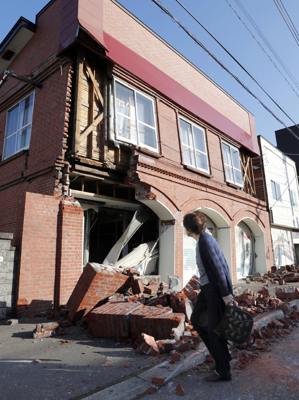 Zemětřesení na severu Japonska si vyžádalo přes 120 zraněných