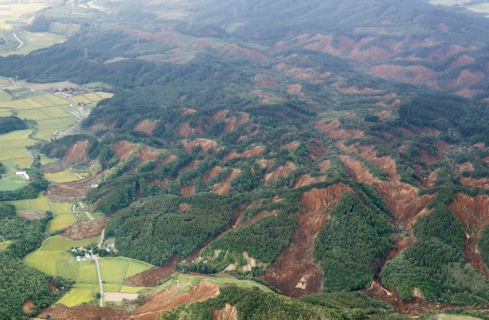 Zemětřesení na severu Japonska si vyžádalo přes 120 zraněných