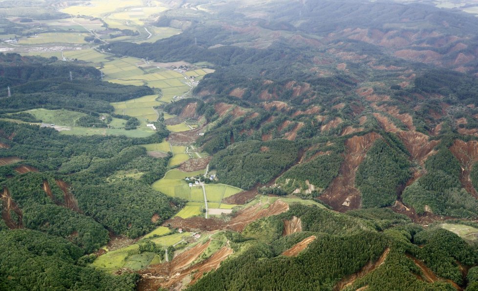 Zemětřesení na severu Japonska si vyžádalo přes 120 zraněných