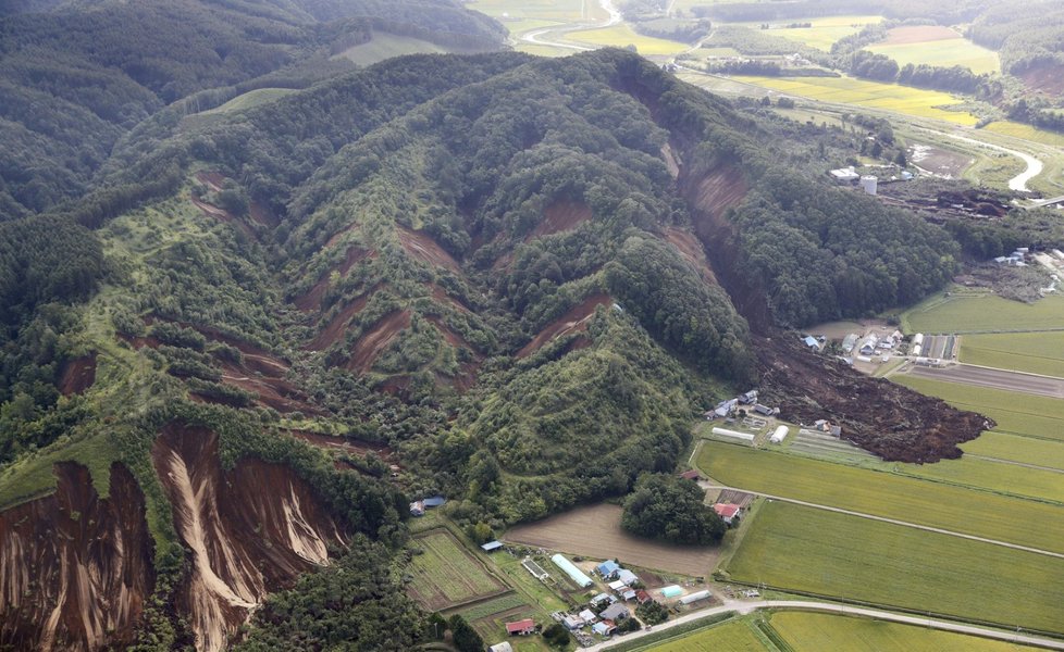 Zemětřesení na severu Japonska si vyžádalo přes 120 zraněných