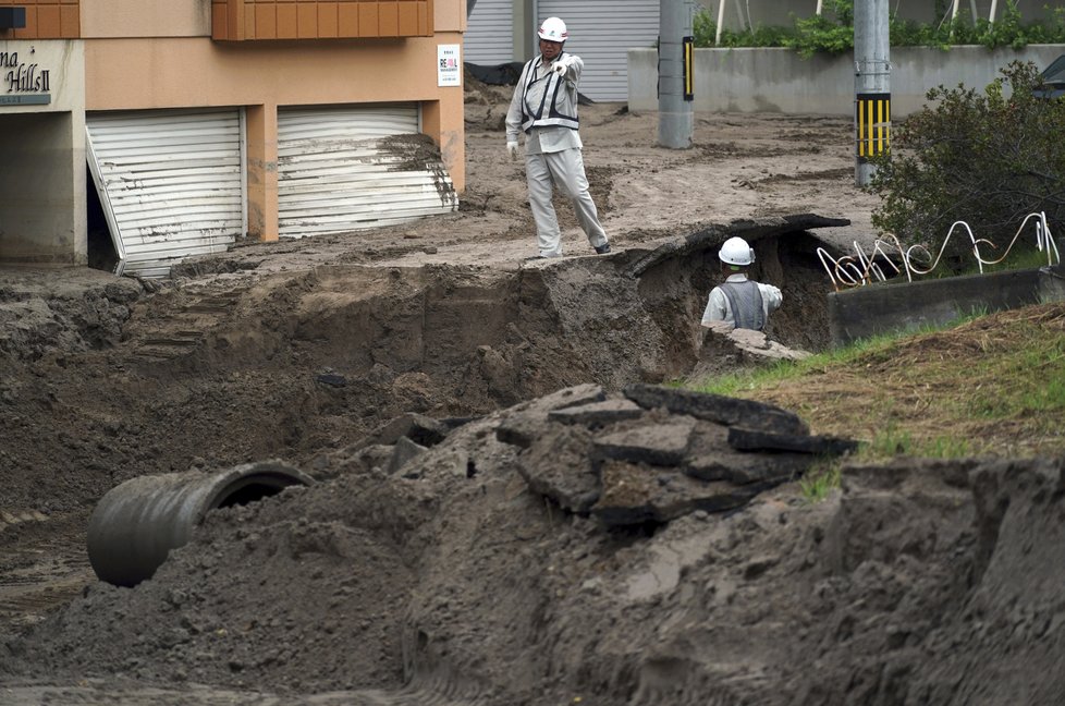 Dodávky elektřiny, o něž kvůli otřesům přišlo všech 5,3 milionu obyvatel severního japonského ostrova, už ode dneška až na výjimky opět fungují.