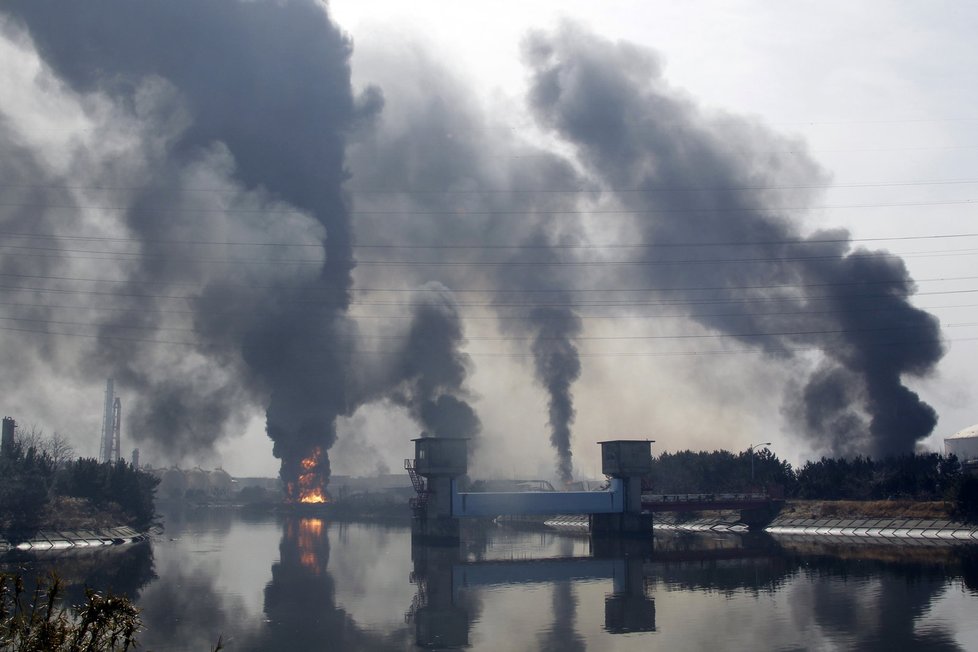 Dým z hořící rafinerie zamořuje ovzduší nad městem Tagajo v prefektuře Mijagi