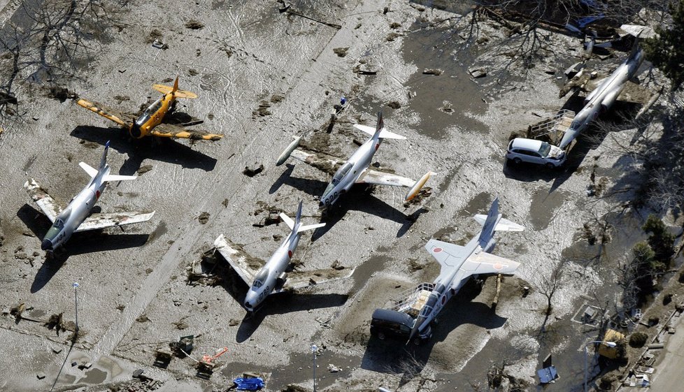 Armádní letadla pokrývá vrstva bláta