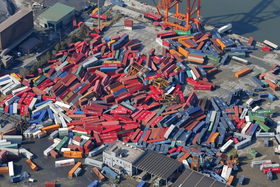 Přepravní kontejnery jsou sesypány, jako by to byly kostky lega