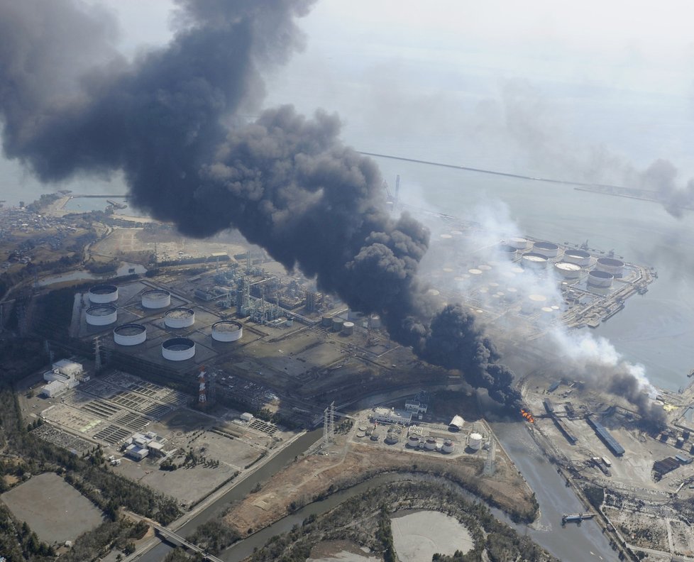 Kouř z hořící ropné rafinerie zamořuje ovzduší