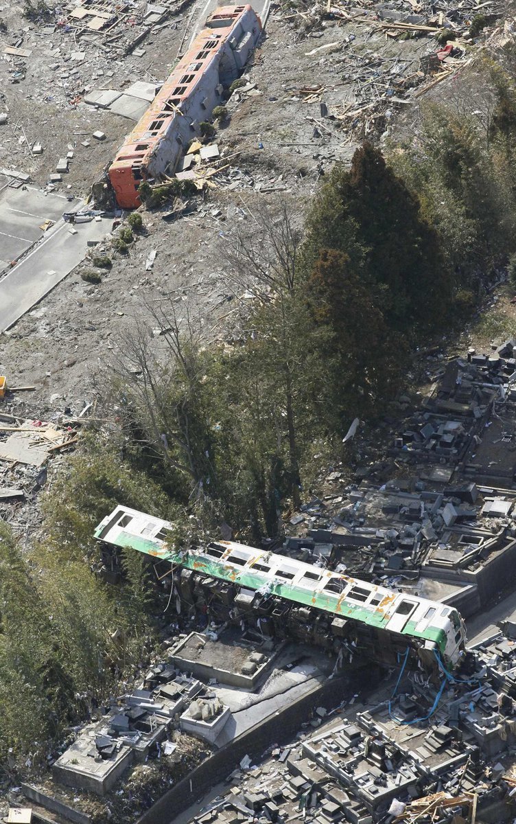 Tsunami smetla několik vlaků. Osudy cestujících jsou neznámé