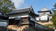 Hrad Bičú Macujama: Jméno Macujama nese také jeden z hradů v prefektuře Okajama. Hrad byl původně postaven už v roce 1240 v nadmořské výšce 430 metrů. Jedná se tak o nejvýše položený a nejstarší původní hrad v Japonsku, který je taktéž jediným původním příkladem hradu na vrcholku hory. Hrad byl navíc postaven v době, kdy obranyschopnost převažovala nad vyjadřováním statutu. Z těchto charakteristik vycházejí jeho architektonické prvky – hlavní tenšu má díky dobrému výhledu na okolí jen dvě patra.