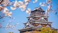 Hrad Hirošima: Jedním z nejsmutnějších příkladů japonských rekonstrukcí je hrad v Hirošimě. Původní hrad byl postaven ke konci 16. století na území známém jako Gokamura, což v překladu znamená „Pět vesnic“. Terumoto Móri oblast během výstavby hradu přejmenoval na Hirošima a z hradu vládl svým pěti provinciím až do roku 1600, kdy byl donucen uprchnout do Hagi. Hrad byl vymazán z povrchu zemského při výbuchu atomové pumy Little Boy 6. srpna 1945 a z celého komplexu přežily jen tři stromy. Rekonstrukce započala v roce 1958. Původní hrad byl postaven převážně ze dřeva a bylo k němu připojeno několik křídel. Rekonstrukce se dočkala jen hlavní pevnost, která je postavena z železobetonu a je v ní dnes k vidění muzeum předválečné hirošimské historie.
