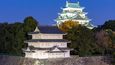 Nagojský hrad: Mezi příklady zrekonstruovaných japonských hradů se řadí Nagojský hrad v prefektuře Aiči. Hrad byl založen v roce 1612 na tehdejším feudálním panství Owari a rychle se stal centrem jednoho z nejdůležitějších hradních měst v celém Japonsku, následně i srdcem moderní Nagoje. Byl rozbombardován během druhé světové války a práce na obnově probíhají od roku 1957. Jádrem hradu jsou dvě hlavní pevnosti zvané tenšu – pětipatrová a dvoupatrová –, které spojuje podpěrný most. Součástí komplexu jsou také střílny, brány a další obranné a obytné objekty.