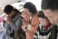 Japonsko hromadně uctívá oběti zemětřesení a tsunami