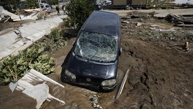 Sesuvy půdy v Japonsku zabily dva lidi a nejméně 25 je pohřešovaných.