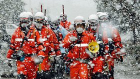 Japonci musí vydržet i nepřízeň počasí, nic jiného jim nezbývá...