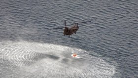 Helikoptéry nabírají tuny vody, zatím je to jen oddalování katastrofy
