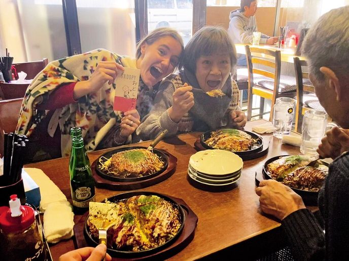 Okonomijaki party s nejvtipnějšími Japonci, v obálce držím novoroční obálku s penězi od nich Okonomijaki party s nejvtipnějšími Japonci, v obálce držím novoroční obálku s penězi od nich