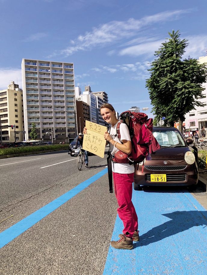 Dobrá nálada a humor jsou nejefektivnější stopovací strategie (Komono) Dobrá nálada a humor jsou nejefektivnější stopovací strategie (Komono)