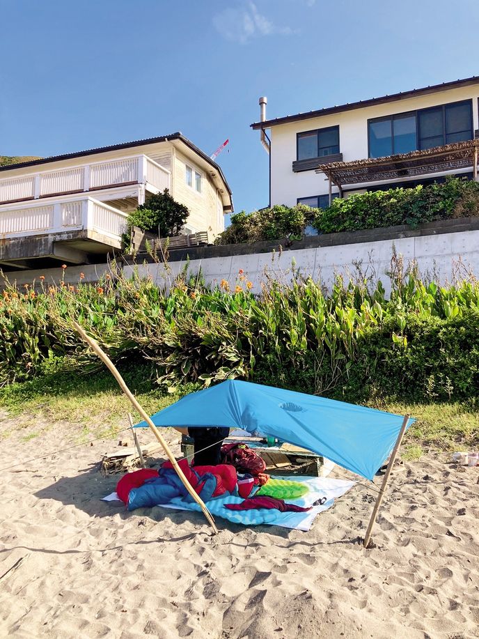 Postavila jsem si domeček na pláži za Tokiem. V noci mě pak probudili policisté: prý zda jsem v pořádku a že mi přejí dobrou noc! (Zuši) Postavila jsem si domeček na pláži za Tokiem. V noci mě pak probudili policisté: prý zda jsem v pořádku a že mi přejí dobrou noc! (Zuši)