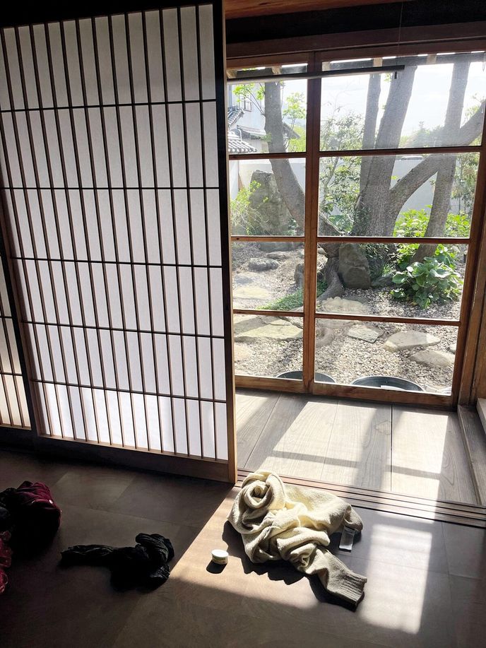 Hledám bydlení, když vtom narazím na nádhernou galerii. Následující den se v ní probouzím. (Izumo-taiša) Hledám bydlení, když vtom narazím na nádhernou galerii. Následující den se v ní probouzím. (Izumo-taiša)