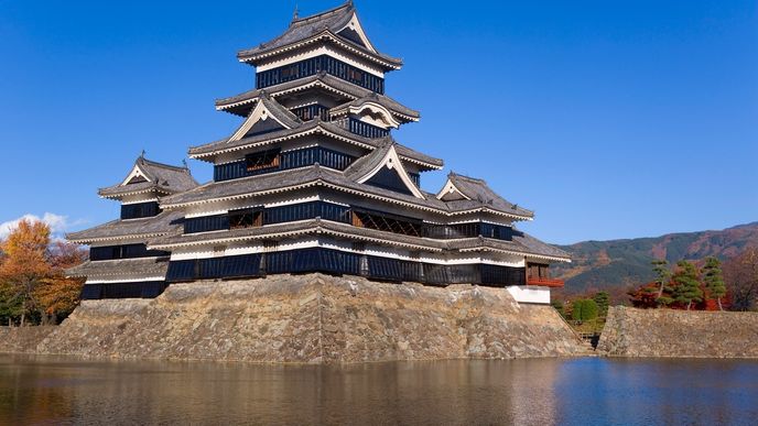 Hrad Macumoto: Jedním z nejvýraznějších japonských hradů je hrad Macumoto v prefektuře Nagano. Stavbu hradu započal počátkem 16. století klan Ogasawara. Malá hraniční pevnost původně nesla jméno Fukaši a v dekádách po svém založení prošla rukama několika dalších klanů. Koncem 16. století už hrad nesl své dnešní jméno a dočkal se svého dokončení z rukou Kazumasy Išikawy a jeho syna Yasunagy. Hrad je jedním z dvanácti japonských hradů, které přetrvaly až dodnes vesměs ve svém původním stavu. Jeho černě zbarvená fasáda dala stavbě přezdívku Vraní hrad.