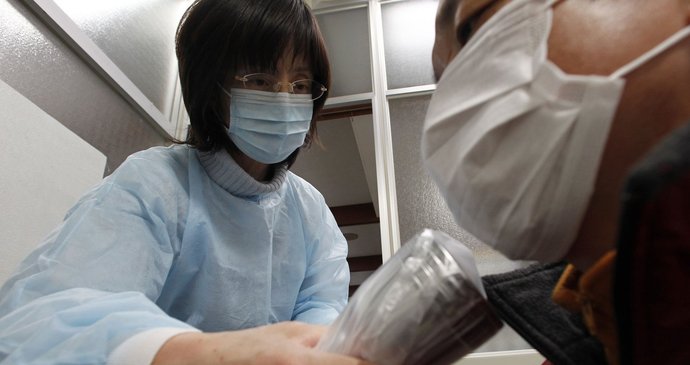 Japonci se podrobují měření radiace. Zatím se neobjevil případ, kdy by hodnota radiace byla pro člověka škodlivá