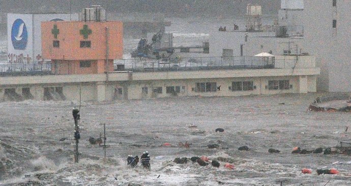 Zatímco se přes ně valily masy vody, Japonci se zoufale drželi antény a bojovali o život