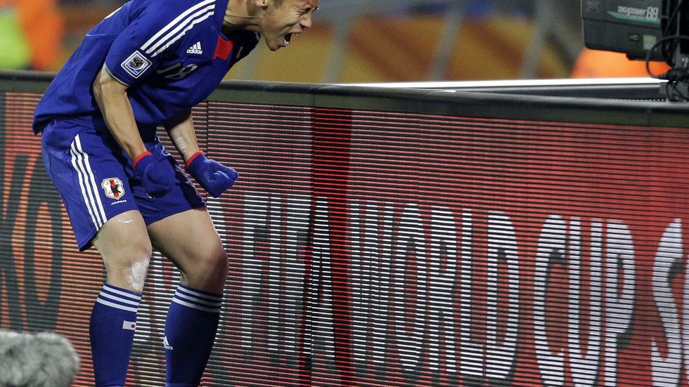 Keisuke Honda slaví poté, co se mu podařilo pokořit Dány.