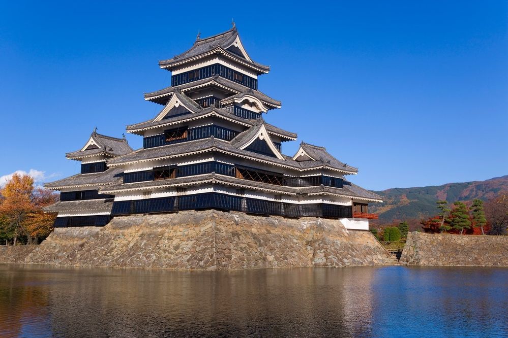 Hrad Macumoto: Jedním z nejvýraznějších japonských hradů je hrad Macumoto v prefektuře Nagano. Stavbu hradu započal počátkem 16. století klan Ogasawara. Malá hraniční pevnost původně nesla jméno Fukaši a v dekádách po svém založení prošla rukama několika dalších klanů. Koncem 16. století už hrad nesl své dnešní jméno a dočkal se svého dokončení z rukou Kazumasy Išikawy a jeho syna Yasunagy. Hrad je jedním z dvanácti japonských hradů, které přetrvaly až dodnes vesměs ve svém původním stavu. Jeho černě zbarvená fasáda dala stavbě přezdívku Vraní hrad.
